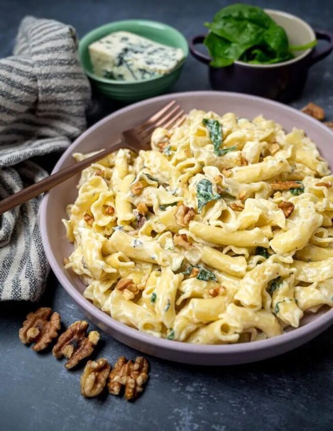 Blue Cheese Pasta With Spinach & Walnuts